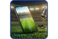 هاتف ذكي حديث يعرض واجهة لعبة كرة قدم خضراء بجوار ميكروفون إذاعي كلاسيكي على أرضية ملعب، يرمز لتجربة تحميل بيس 2017 للأندرويد مع إضافة تعليق فهد العتيبي الصوتي.